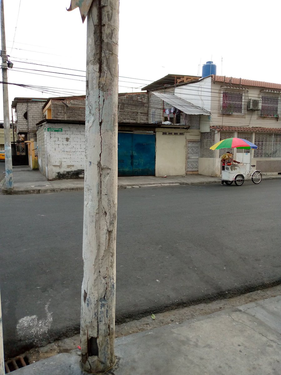 Jashir65's tweet photo. @CNT_EC hace 8 días reporte un poste que se cae en pedazos por deterioró les vuelvo a insistir calle B y 9na. Esquina sector Cristo del Consuelo https://t.co/6eEImoA0sy