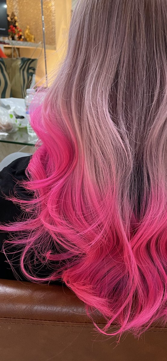 ตลกมาก รอบล่าสุดไปทำสีผมนี่แหละ กับช่างประจำ พี่แกพูดว่า “พี่นับถือเส้นผมของหนูจริงๆเลย มันเส้นเล็กแต่ว่าไม่ช็อต ไม่แห้งกระด้าง ไม่ว่าจะใส่สีไหนไปให้มันก็รอด ไม่พัง” 5555555555555555 ขอบคุณตัวเองที่บำรุงผมมาอย่างดี คือชอบทำสีผมก็ต้องบำรุงด้วยนะะ 🥺 เดะเราแนะนำใต้ทวิตว่าใช้ไรบ้าง