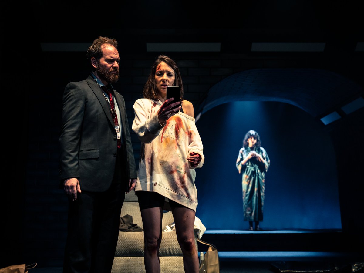 theBarnTheatre's tweet photo. "⭐⭐⭐⭐" - Stage Talk Magazine 
"⭐⭐⭐⭐" - Theatre &amp; Tonic
"⭐⭐⭐⭐⭐" - Wilts &amp; Glos

Don't miss out on the show that everyone's talking about... the gripping thriller that'll have you guessing right 'til the end.

The Girl on the Train 26th Sept - 29th Oct https://t.co/BV8COt7FL2