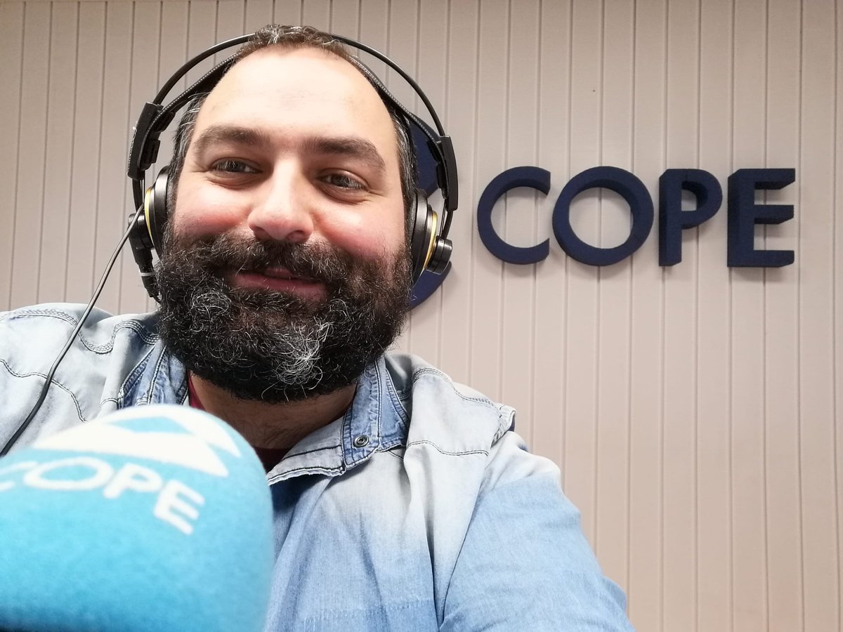 mondonedoferrol's tweet photo. 💥🎧 ¡Ya estamos en el estudio preparando el un nuevo programa de #ElEspejoMF!
Hoy estarán con nosotros:
Sandra Cadahía, delegada de #Catequesis, y Ramón Loureiro, pregonero #SemanaSanta #Ferrol 2023
📻 Nos escuchamos a las 13:30 h. @copedelacosta @CopeFerrol #APorElFinde https://t.co/230sNTDNMF