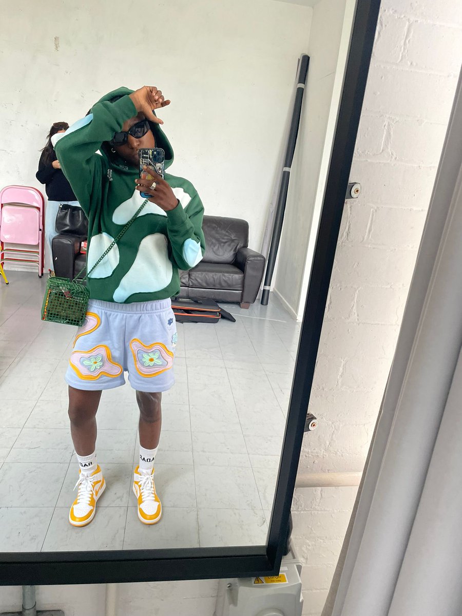 flohio16's tweet photo. Who the hell comes in this quick switches flow like one chameleon, swear some of you act ridiculous…it’s like you’re losing touch they killing my people with silly songs 🤦‍♀️ that means I’m last of a dying BREED!!!! #whiplash #floflo #flonation #OOH #oct6 https://t.co/p06WsK09RH