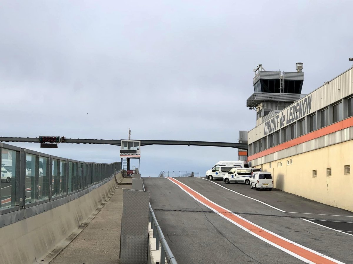 EUROFORMULASCH1's tweet photo. Encore une belle journée avec nos amis du club EUROFORMULA sur le beau @CircuitLedenon 💪
#euroformula #pilotage #formulerenault #circuit #pilotage #circuitLedenon https://t.co/aFBLhN3kWm