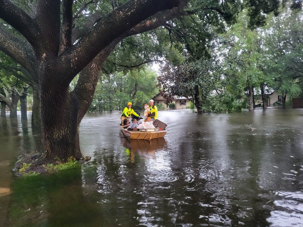 OCFireRescue's tweet photo. Water rescues continue throughout @OrangeCoFL. https://t.co/MRfwWtsahg