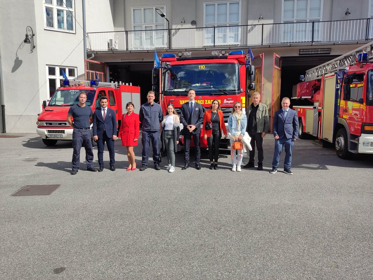Faceproject2's tweet photo. 🧯🧑‍🚒🚒By visiting Zagreb Fire Brigade, information was obtained about the history of the fire department, its structure and the equipment used.

It was a useful visit to learn about combating forest fires caused by climate change. 🔥🌳

#FaceProject  @cro_crisis_mgmt https://t.co/icL1foCKZQ