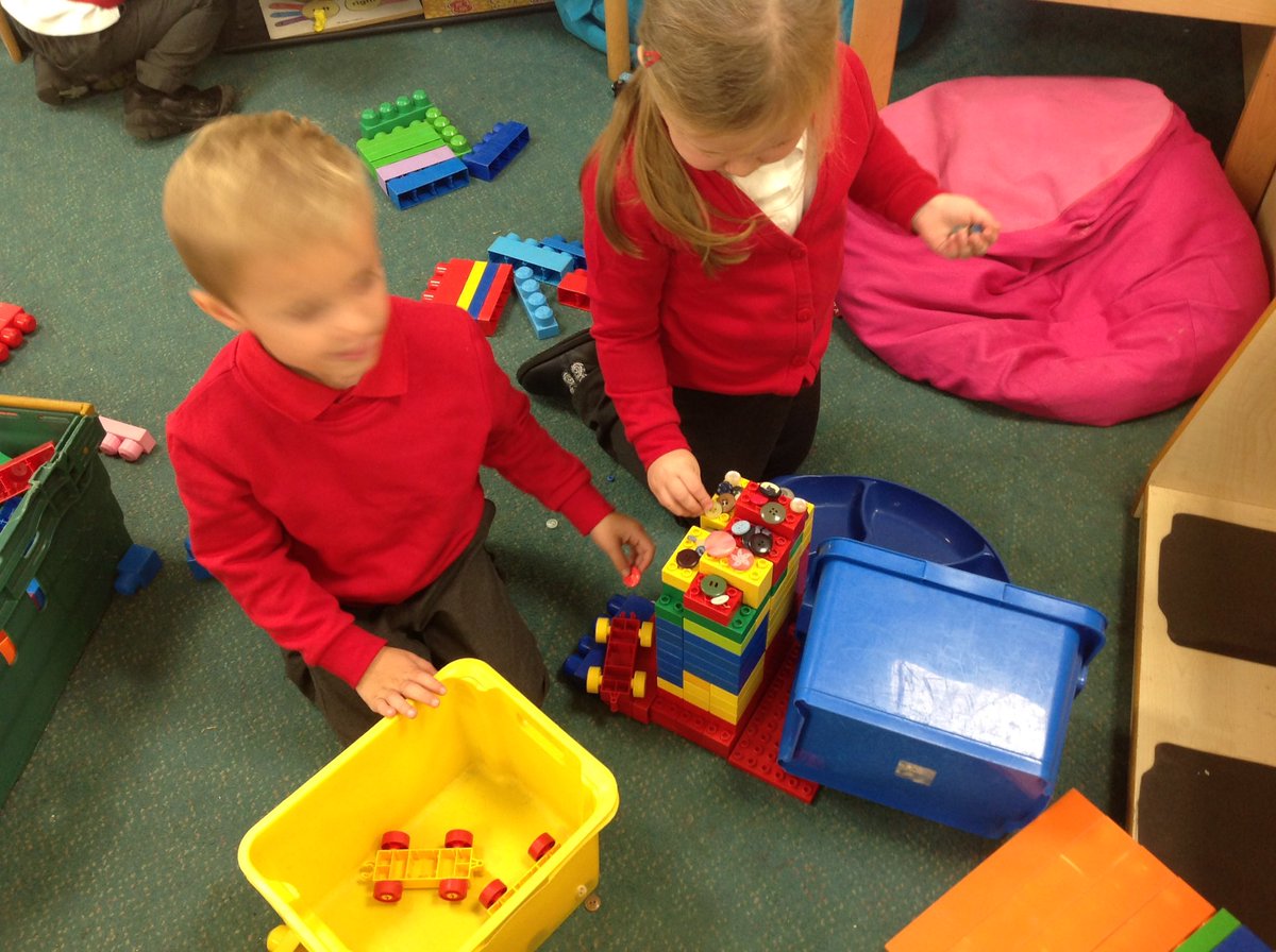 WMPrimaryF1's tweet photo. This morning we exploring matching towers with 'Mr Frog', some children spent time creating models with the blocks afterwards. #mathing #same #mathematicallanguage https://t.co/gXUzGCrlk8