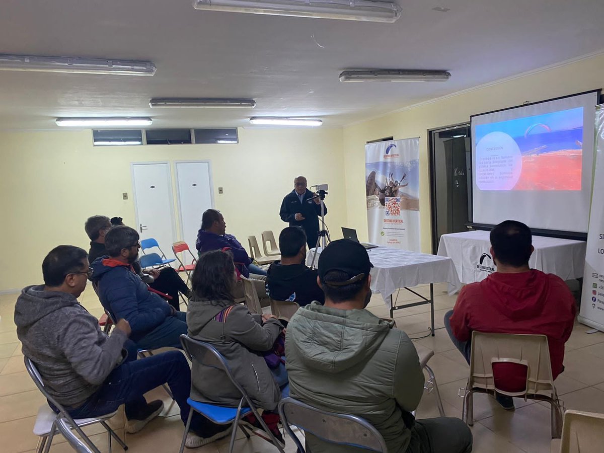 DGACChile's tweet photo. [#InfoDGAC] En la ciudad de Arica, Inspectores del Departamento #PREVAC de la @DGACChile realizan "Jornada de Prevención de Accidentes para Pilotos de Parapente" a los diversos operadores del rubro de la región de #AricayParinacota. https://t.co/JgMDBBS9ra