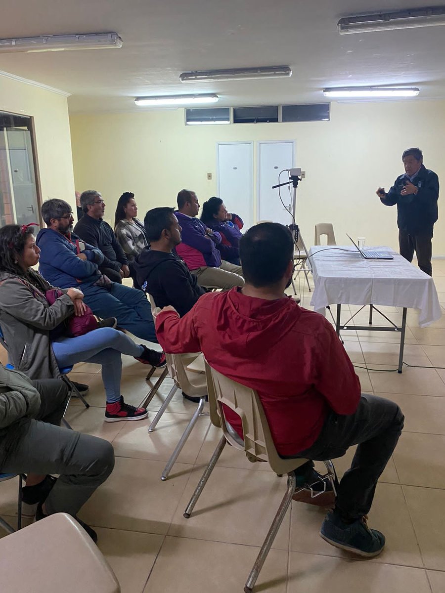 DGACChile's tweet photo. [#InfoDGAC] En la ciudad de Arica, Inspectores del Departamento #PREVAC de la @DGACChile realizan "Jornada de Prevención de Accidentes para Pilotos de Parapente" a los diversos operadores del rubro de la región de #AricayParinacota. https://t.co/JgMDBBS9ra