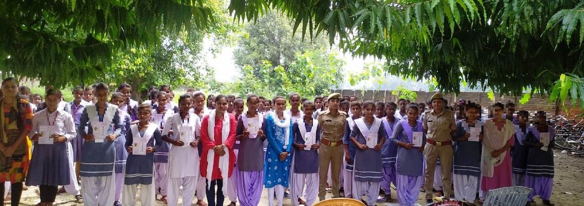 siddharthnagpol's tweet photo. #मिशन_शक्ति_अभियान के तहत जनपद के समस्त थानों की एंटीरोमियो टीमों द्वारा महिलाओं/बालिकाओं/छात्राओं को नारी सुरक्षा,स्वावलंबन एवं नारी सम्मान की दिशा में चलाए जा रहे महिला सुरक्षा संबंधी विभिन्न हेल्पलाइन नंबरों के बारे में किया गया जागरूक।
#UPPolice
#MissionShakti https://t.co/PRhzwGrPx4