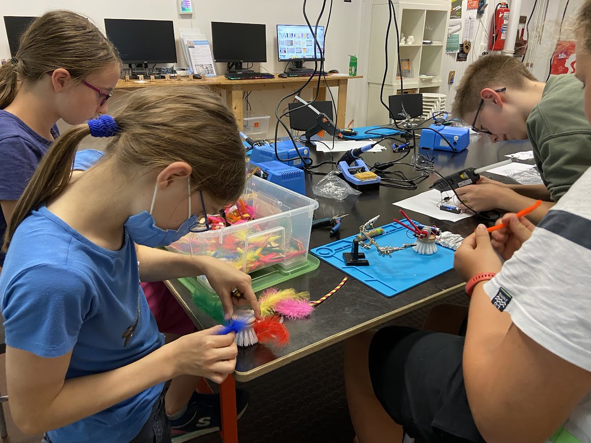 FabLabMuc's tweet photo. 3D-modellieren und 3D-Druck, lasern, löten und viiiiiel Deko - es gibt noch Plätze für unseren Mini-Roboter-Workshop am Samstag für Kids von 9 - 12 Jahren:
https://t.co/hIKtigMP5u
Wir freuen uns auf euch!
#fablabkids #makerEDU #roboter #loeten https://t.co/ybx8Z8niT6