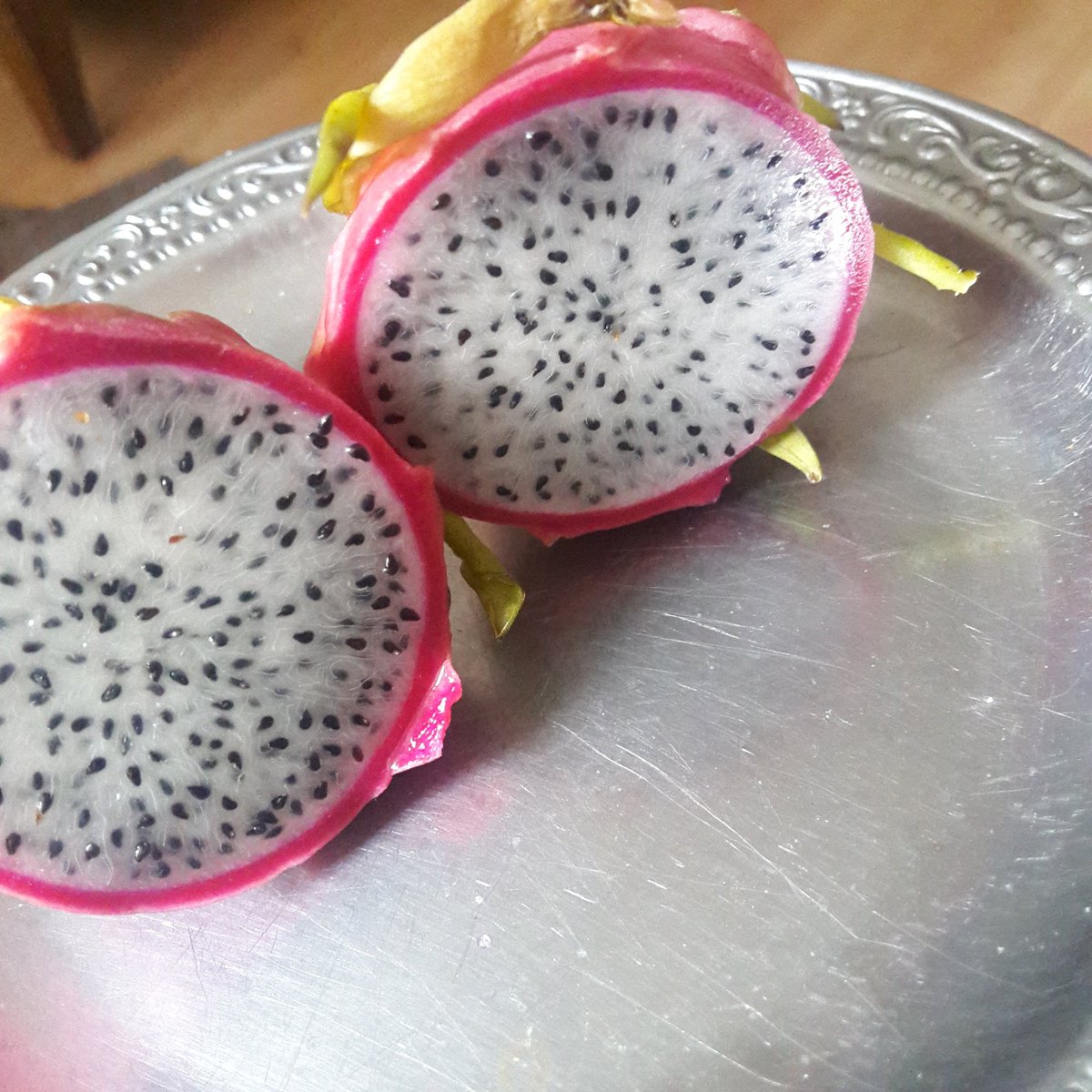Lonely_Pic_'s tweet photo. @DioBrandoOnTwt Tbh i was soo exited to eat this fruit but.... i am soo dissapointed when i tasted it... it tasted like shit. https://t.co/Lp0ylPsImq
