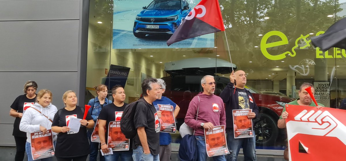 CGTBarcelona's tweet photo. La @CGT en #Barcelona nos hemos concentrado ante @Opel_Spain y 🔊🔊#CesarReadmision ¡ Si tocan a César de @CGTARAGON nos tocan a todxs! #Opelgse https://t.co/y1WkvBcCxc