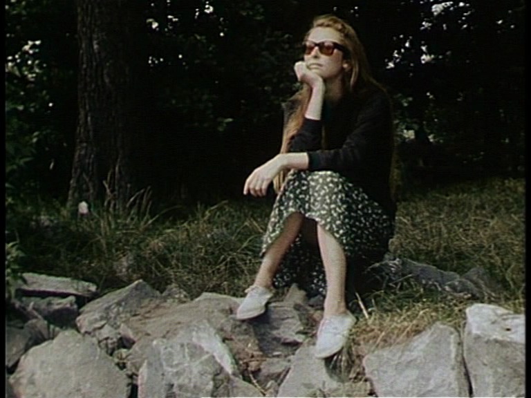 MUBIで「Cycling the Frame」。 崩壊の一年前、ベルリンの壁づたいにサイクリングしたフィルム。 Tilda Swinton  の自転車をこぐ姿 　と髪の毛　姿勢、たたずまい　風変わりなニット　　ザらっとしたフィルムの質感が良い。