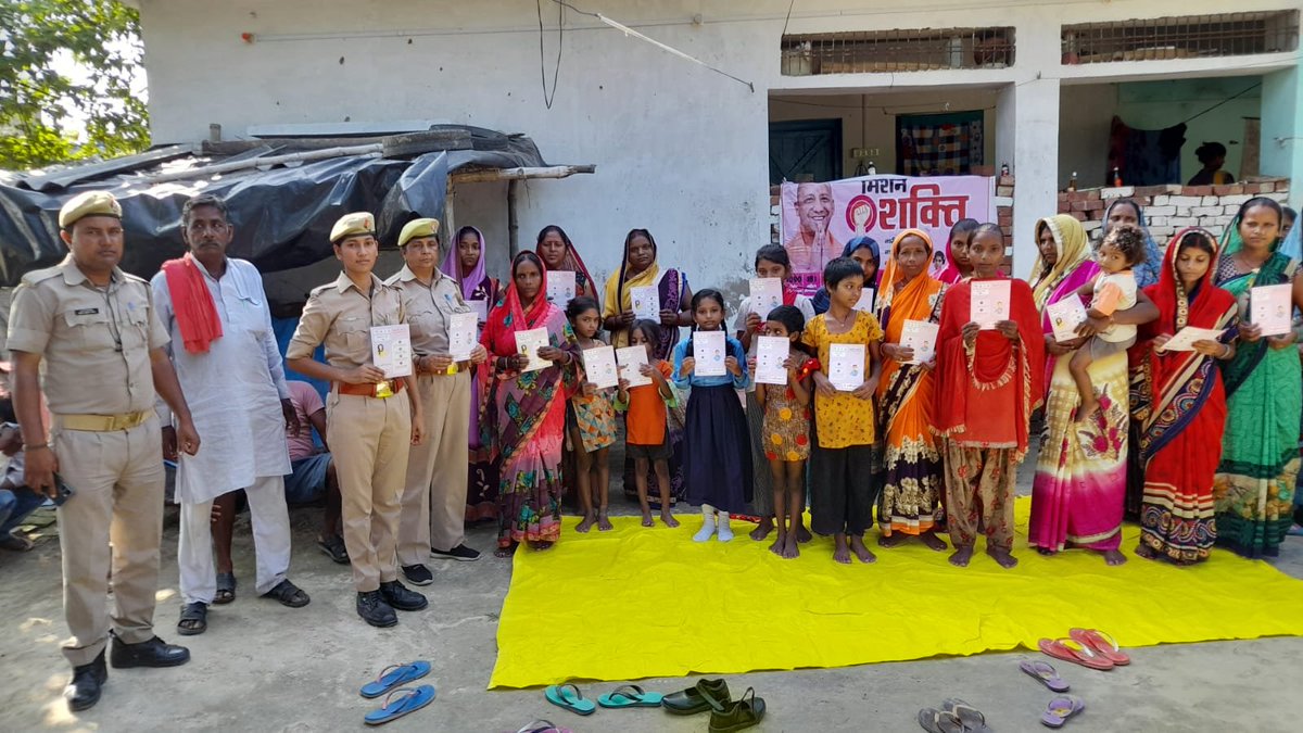 siddharthnagpol's tweet photo. #मिशन_शक्ति_अभियान के तहत जनपद के समस्त थानों की एंटीरोमियो टीमों द्वारा महिलाओं/बालिकाओं/छात्राओं को नारी सुरक्षा,स्वावलंबन एवं नारी सम्मान की दिशा में चलाए जा रहे महिला सुरक्षा संबंधी विभिन्न हेल्पलाइन नंबरों के बारे में किया गया जागरूक।
#UPPolice
#MissionShakti https://t.co/PRhzwGrPx4