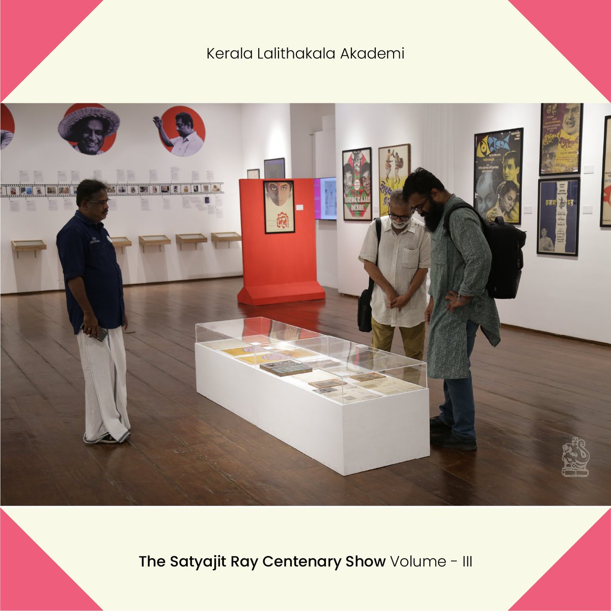 KeralaAkademi's tweet photo. R Sivakumar, noted contemporary art historian and former principal of Kala Bhavana, Santiniketan, visited the exhibition today.

#specialguest #satyajitraycentenaryshow #rsivakumar #artexhibition #arthistorian #keralalalithakalaakademi #kolkatacentreforcreativity #durbarhall https://t.co/EmlxnfyAcJ