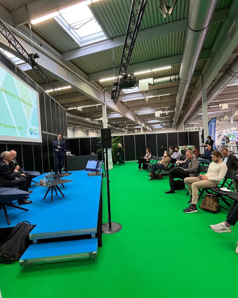VAA_de's tweet photo. Morgen erscheint das neue #VAAMagazin online, aber schon heute gibt das Team der #VAA-Redaktion Vollgas bei der Recherche für die Dezemberausgabe. Darin wird‘s um #VerticalFarming gehen. Inhaltlichen Input gibt’s auf der #VertiFarm-Messe in den @Westfalenhallen in @stadtdortmund. https://t.co/X6gEyDPP2h