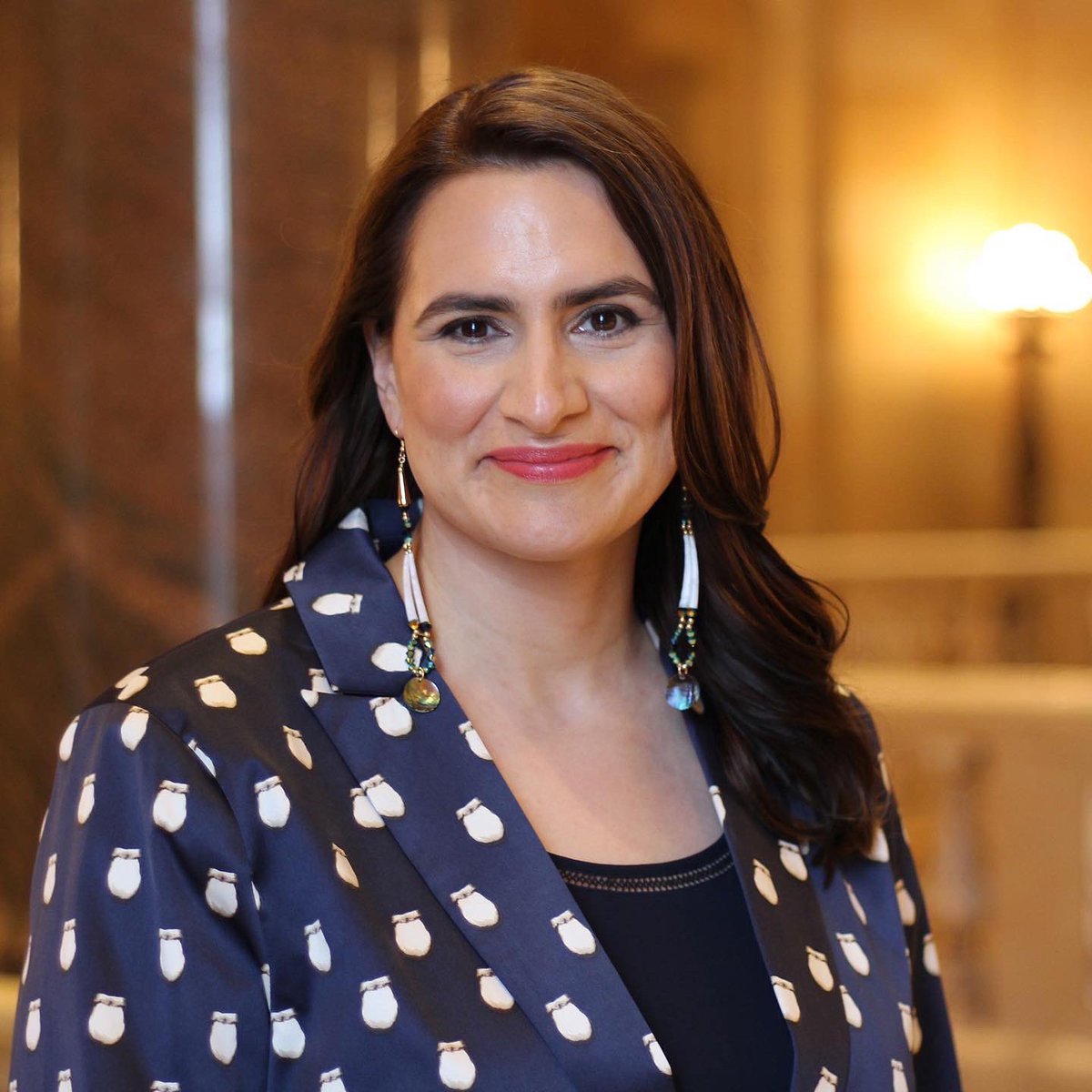 5PQPodcast's tweet photo. The 5 Plain Questions podcast is joined by Minnesota’s Lt. Governor Peggy Flanagan in this deeply insightful and fun conversation. #5plainquestions #5plainquestionspodcast #indigenouspodcasts #peggyflanagan @peggyflanagan @11warriorarts @eleventhjoe https://t.co/ltBjbjqAQU