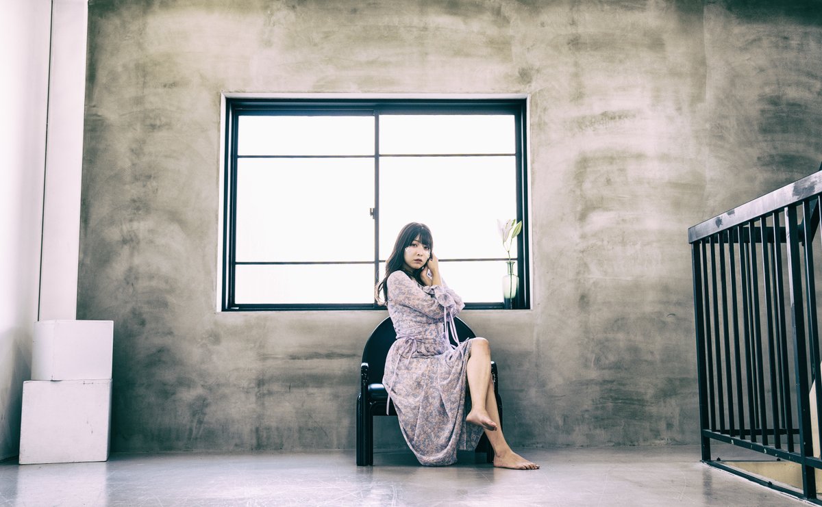 Tatsuroug's tweet photo. ”パワースポット”
白い壁の下は、実はこんなキャンバスだった？
モデルは、#小湊すみれ　ちゃん。
#押し花メイク　#ラメ　#ポートレート　＃Studio05
https://t.co/kr0snsT2L5 https://t.co/7nkyOKzI0h