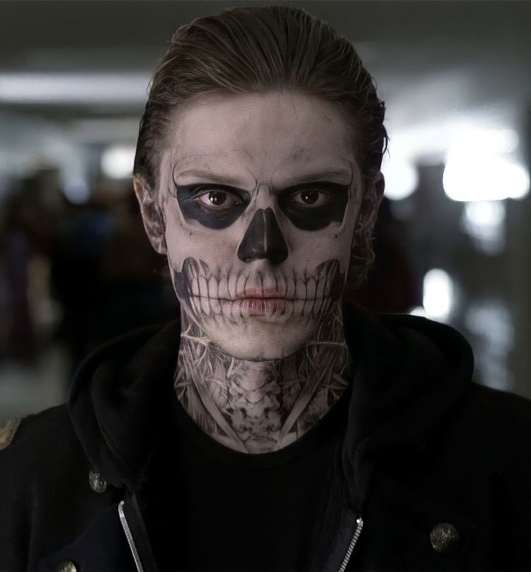 saudadve's tweet photo. dai non ci credo che esiste gente che ha conosciuto Evan peters ora con dahmer, io a 15 anni ho basato la mia personalità su questa scena https://t.co/CupaBszqoY