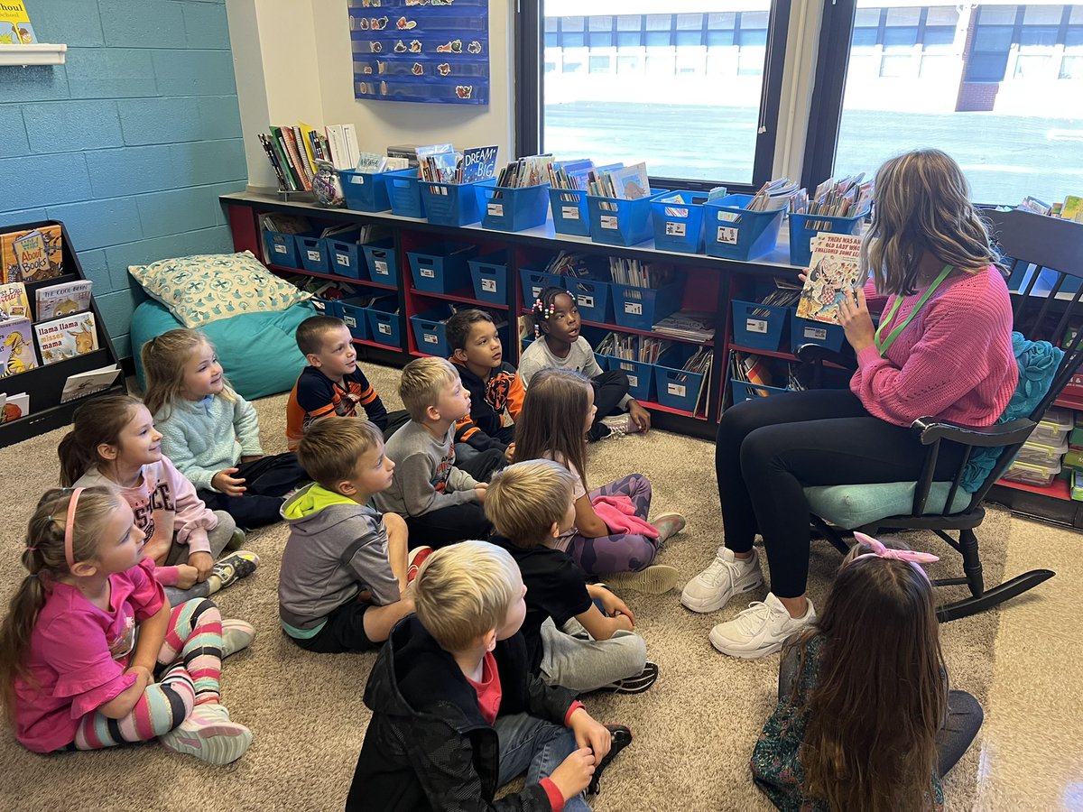 MrsSchoberYGS's tweet photo. We had a blast having YHS volleyball players volunteer in the first grade classroom! 🏐 https://t.co/gDJ24w6N9A