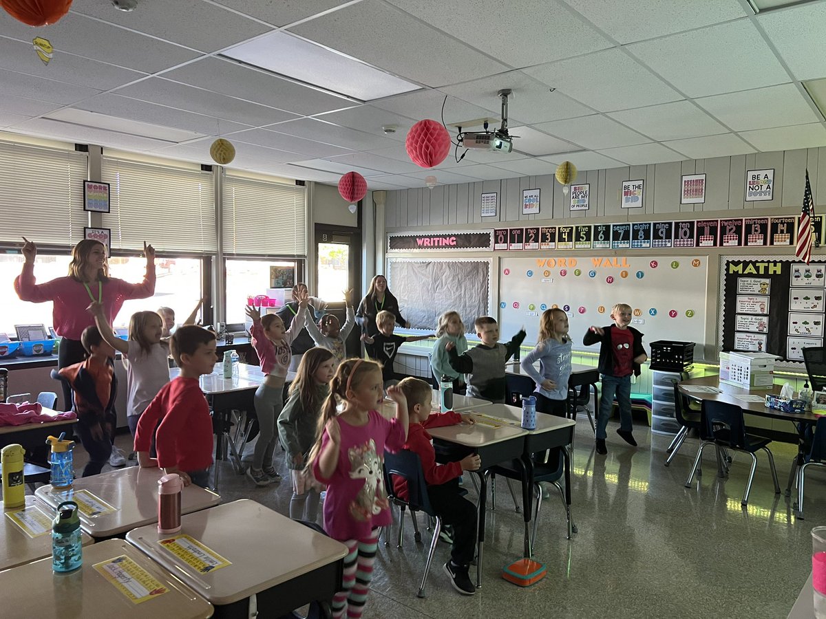 MrsSchoberYGS's tweet photo. We had a blast having YHS volleyball players volunteer in the first grade classroom! 🏐 https://t.co/gDJ24w6N9A