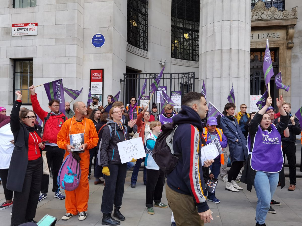 Awesome @KCLUnison picket with huge support from students, @KCL_UCU members & passers by - bus drivers, posties, taxis, tourists! Workers are calling on @KingsCollegeLon to use some of their growing wealth to support the staff who really make the university run #WereWorthMore