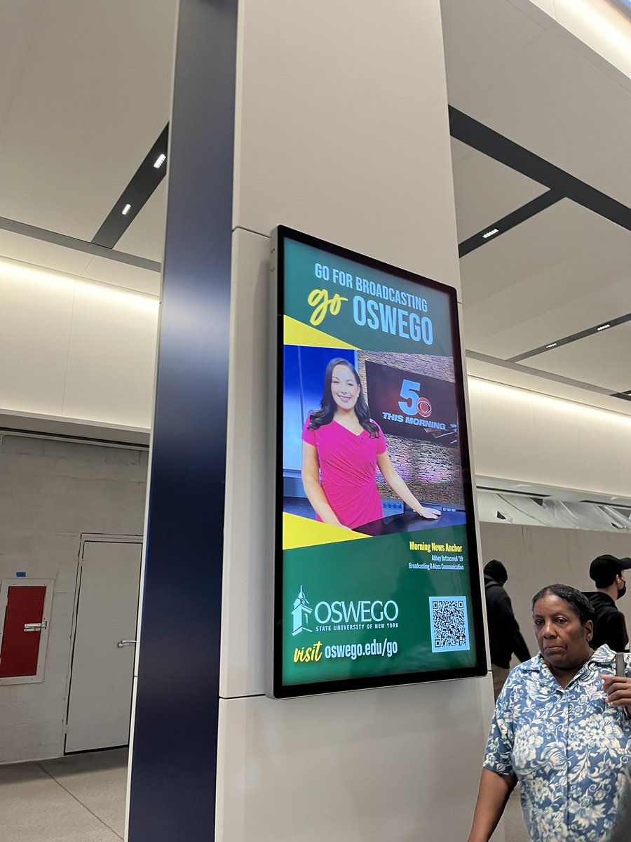 Lauren_Toscano's tweet photo. I spy miss @AButtacavoliTV in Penn Station this morning! 

💚💛@sunyoswego #proswithgpas https://t.co/6fRhDRAboM