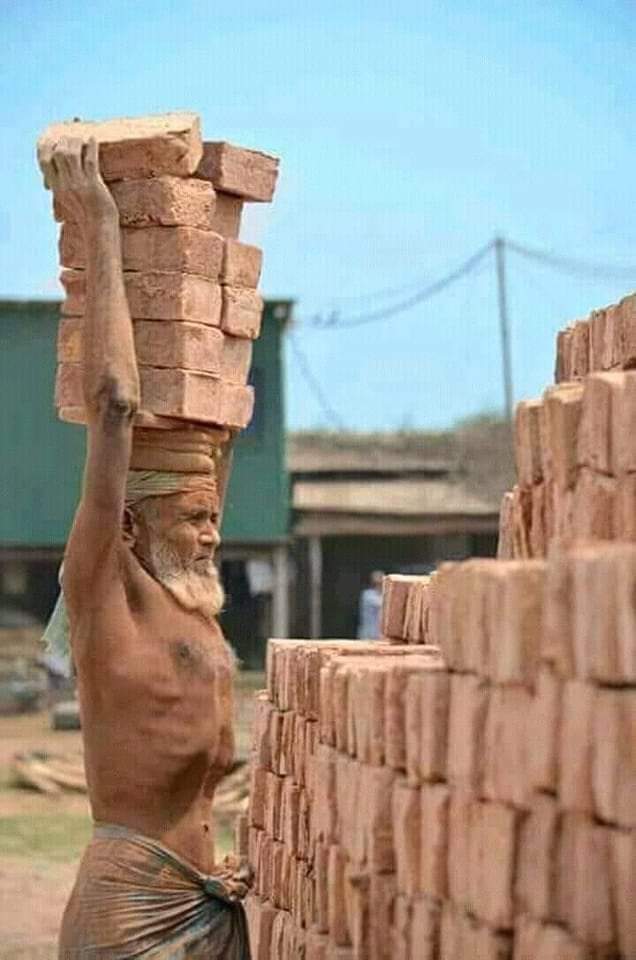 खाली पेट निकल जाता है "बाप" मजदूरी पर..

औलाद की खुशियां उसकी "भूख" मार देती है...!!