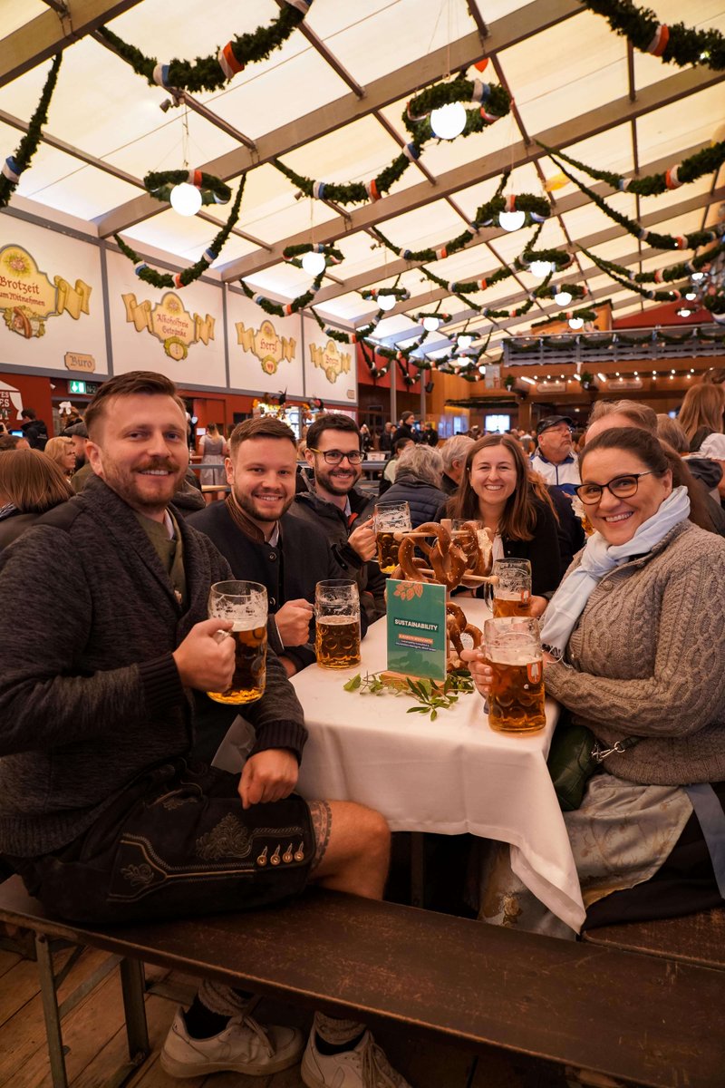 Ryte_DE's tweet photo. Gestern haben wir gemeinsam mit unserer Community #10YearsOfRyte gefeiert!🍻

Es gab spannende Diskussionen mit unseren Experten, wie wir das Web zum Besseren verändern können, und wir hatten eine tolle Zeit auf dem Oktoberfest. Auf viele weitere Jahre #RyteByYourSide!💚 https://t.co/mk0fHzThRM