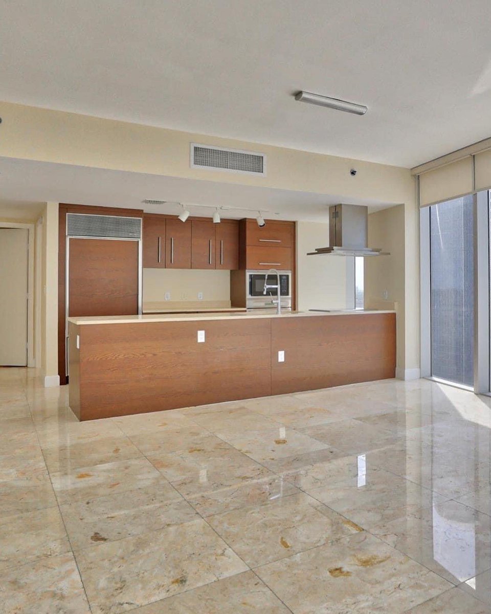 AFRealty's tweet photo. 🌇 Icon Brickell
📍 495 Brickell Ave, Apt 2010
🛏 Bed 2 - 🧼 Bath 2
📐 1,327 Sq Ft
💵 For Rent: $5,250/m

You must see this one! Beautiful corner unit with great view, featuring floor to ceiling windows, marble floors, open kitchen, custom closets, window treatment… https://t.co/s46tQquJlK