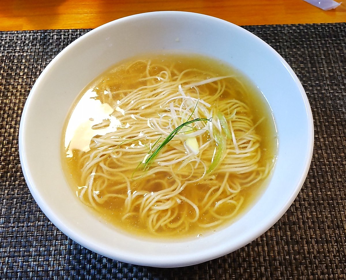 ramenkozoudesu's tweet photo. 寛
蔦の塩だれかけそば🍜
シュワシュワとおつまみでメンマ
旨味たっぷり優しい味わいが心に染み渡りました😭
このような機会を与えてくださりありがとうございます🙇‍♂
#ごはん #ラーメン #ラーメン好きな人と繋がりたい #食べるの好きな人と繋がりたい #寛 #蔦の塩だれかけそば #シュワシュワ https://t.co/EuEQCEexUe
