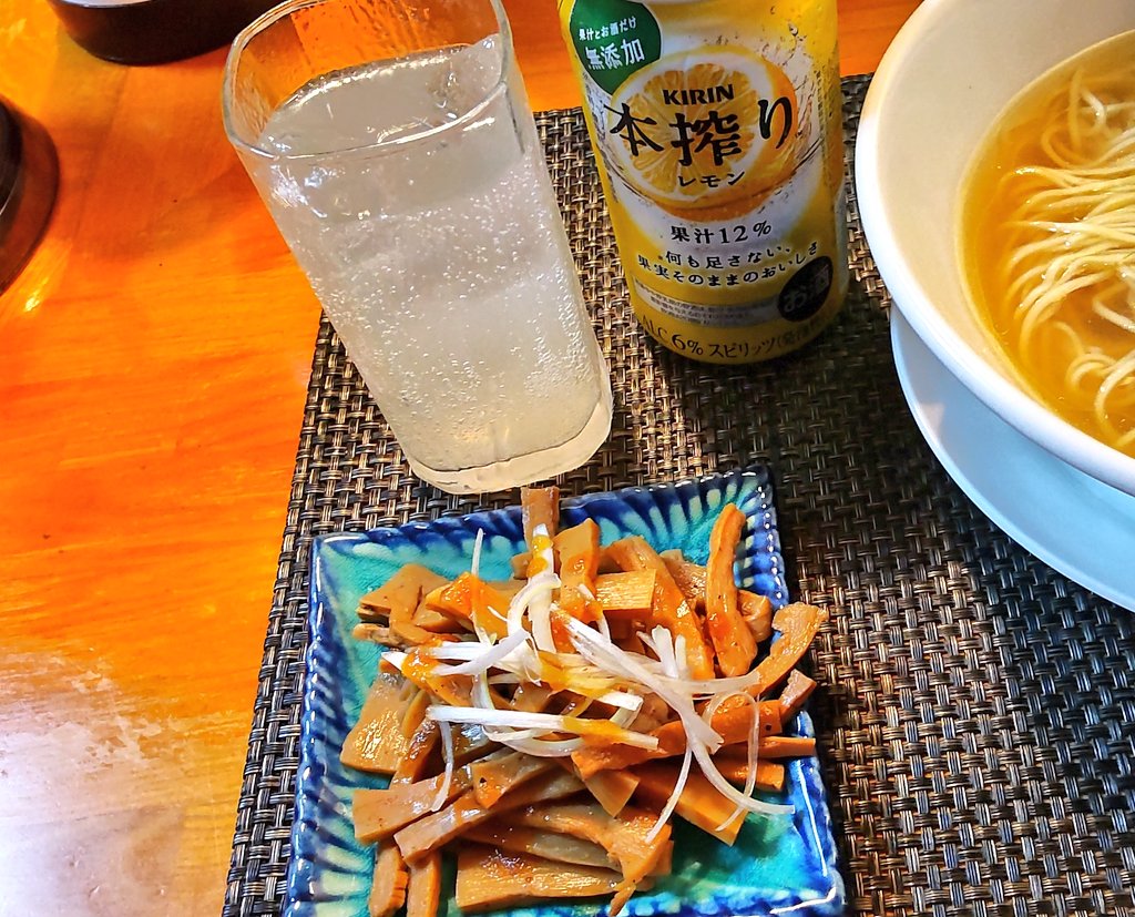 ramenkozoudesu's tweet photo. 寛
蔦の塩だれかけそば🍜
シュワシュワとおつまみでメンマ
旨味たっぷり優しい味わいが心に染み渡りました😭
このような機会を与えてくださりありがとうございます🙇‍♂
#ごはん #ラーメン #ラーメン好きな人と繋がりたい #食べるの好きな人と繋がりたい #寛 #蔦の塩だれかけそば #シュワシュワ https://t.co/EuEQCEexUe