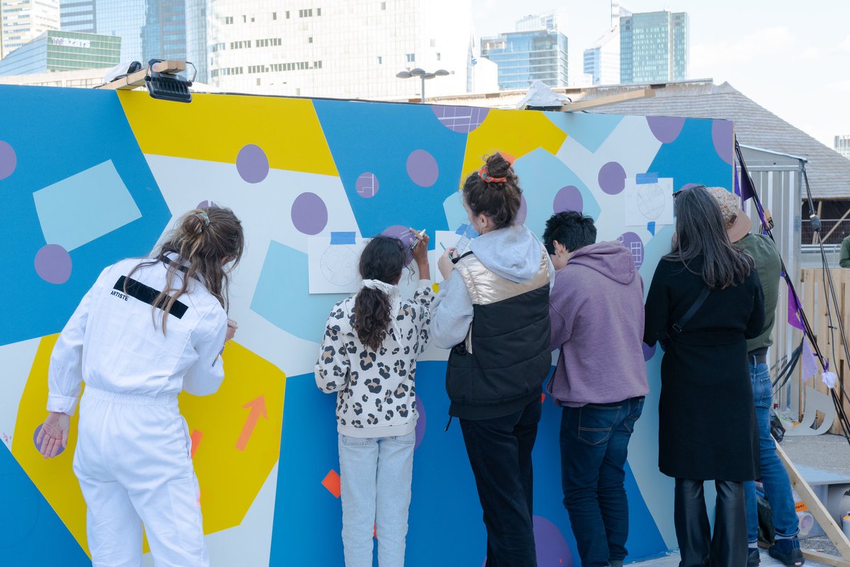 JeanneVaraldi's tweet photo. Atelier participatif avec un public de tous les âges à la #urbanweek @ParisLaDefense 🏗 La consigne ? Dessinez le plan d’un endroit auquel vous êtes attaché. Cour de récré, lieu de rencontre, maison familiale… une belle constellation de nos lieux d’attache ! #ArtistOnTwitter https://t.co/c8YS0qNXU6