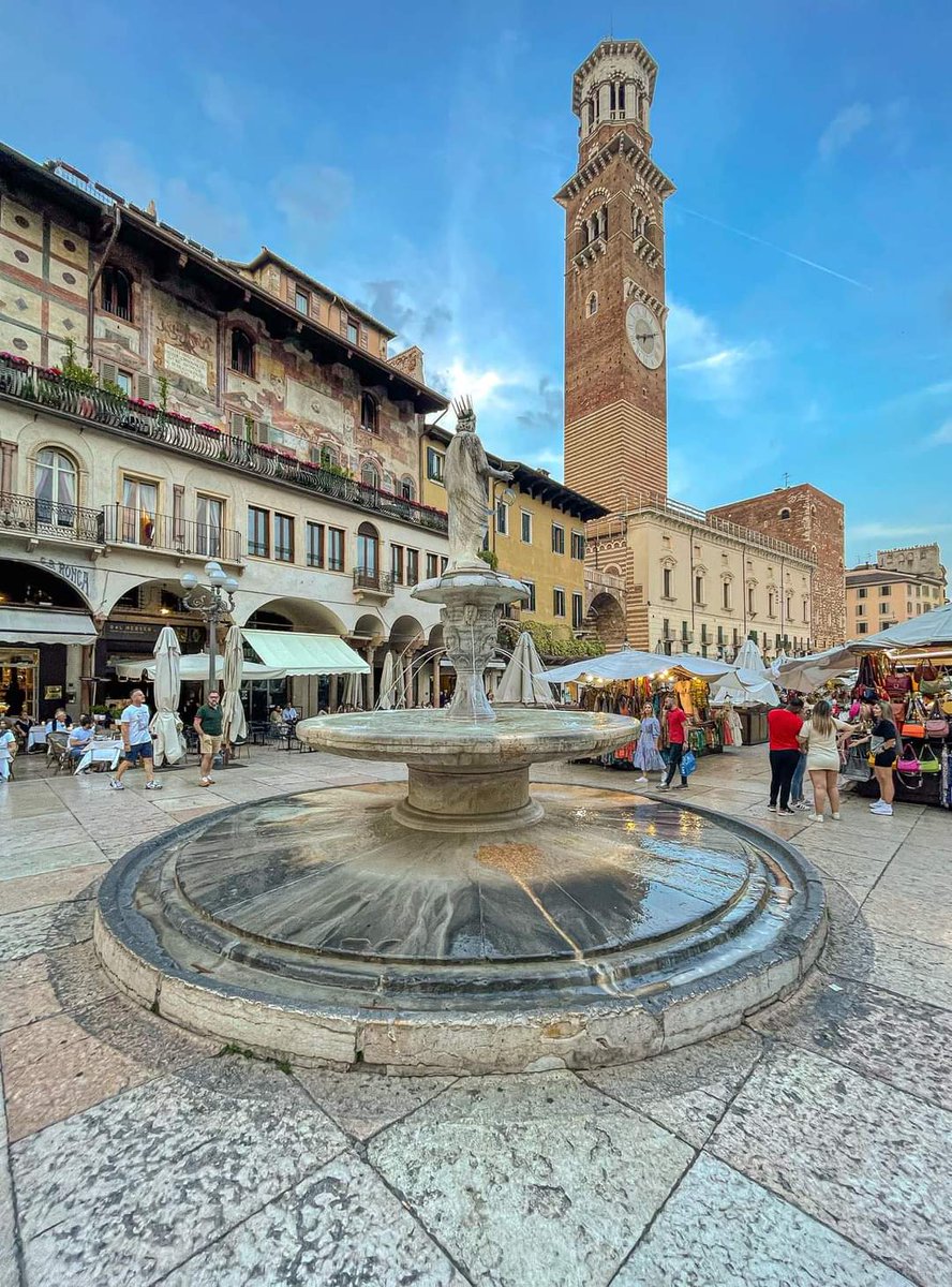 amaveronags1's tweet photo. Nel cor de la città
#piazzaerbe
#verona #veneto https://t.co/xHANQyJJhV
