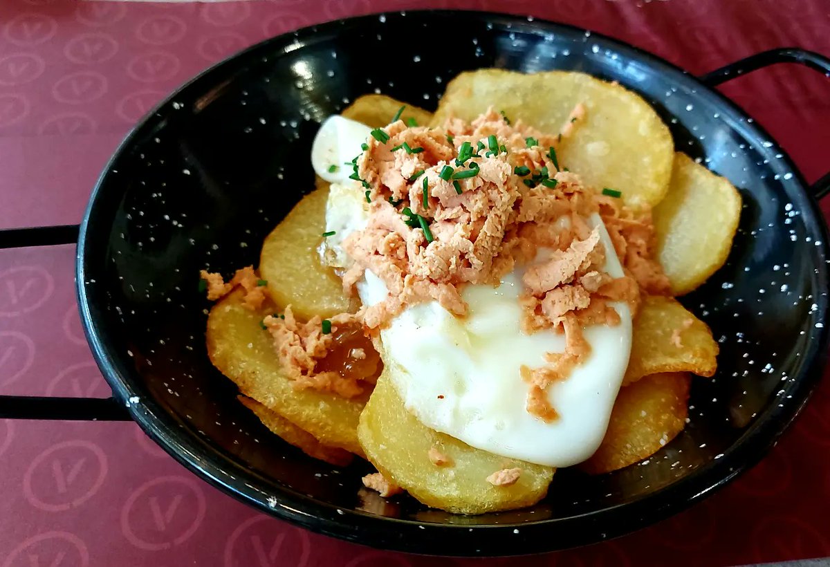 comocomodiadia's tweet photo. #huevosrotos con #foie / #piquillos rellenos de #brandade de #bacalao ... #menudeldía #primerosaelegir #derestaurante #vinnela ... #comocomodiadia https://t.co/Hj7aTAkIgS