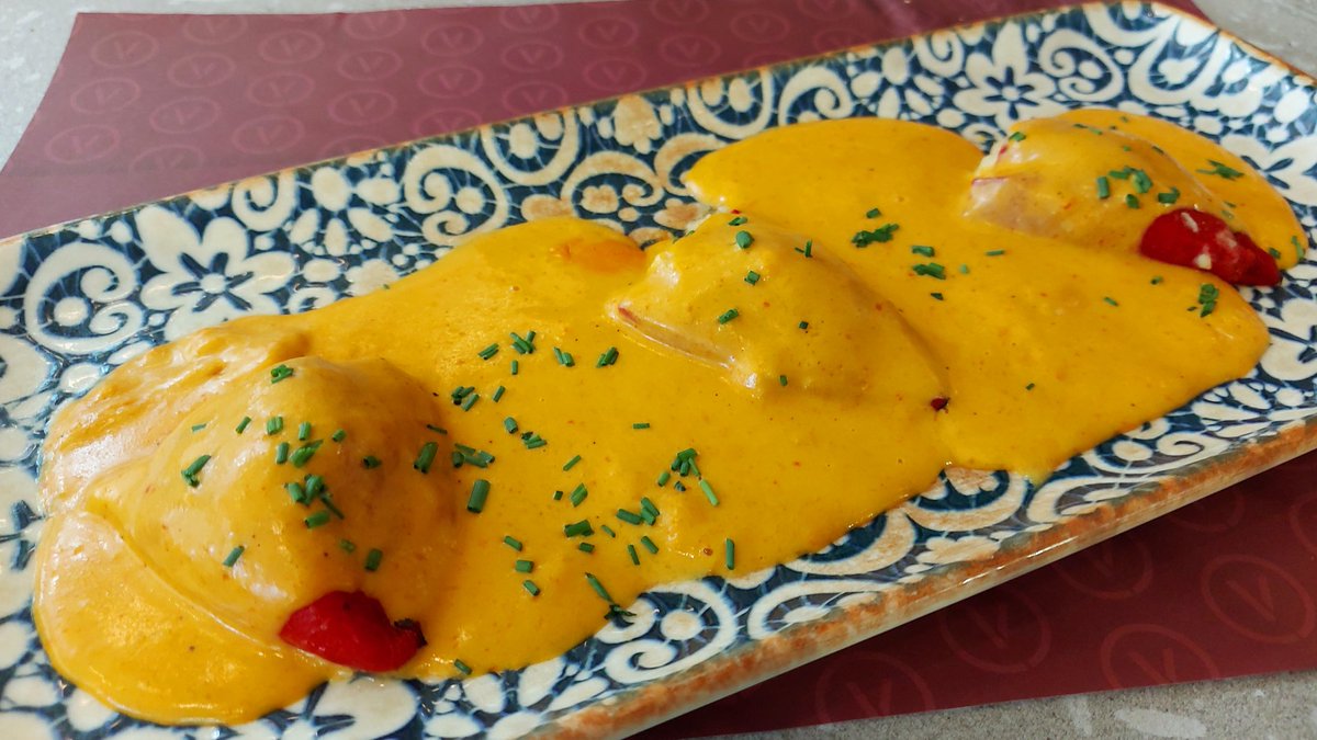 comocomodiadia's tweet photo. #huevosrotos con #foie / #piquillos rellenos de #brandade de #bacalao ... #menudeldía #primerosaelegir #derestaurante #vinnela ... #comocomodiadia https://t.co/Hj7aTAkIgS