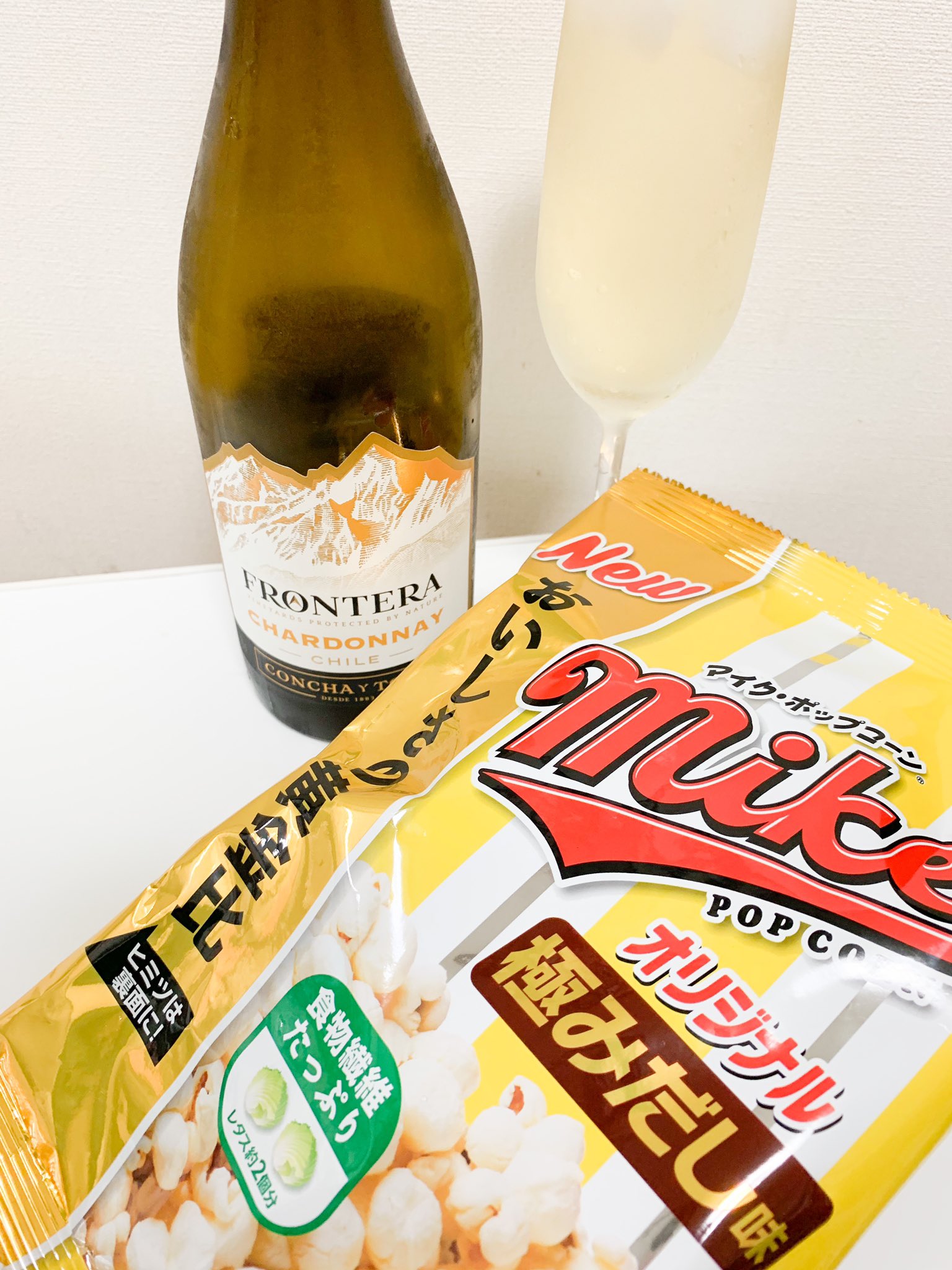 Odoru 1か月ぶりにワインを飲んでいる 599円のチリワインうまい この極みだしマイクポップコーン もうまい 塩味とうま味が均等でそこに隠し味の梅が 梅ぜんぜん感じなかったけどヨシ カロリーはポテトチップスの半分だし 雨だけど良い夜始まった
