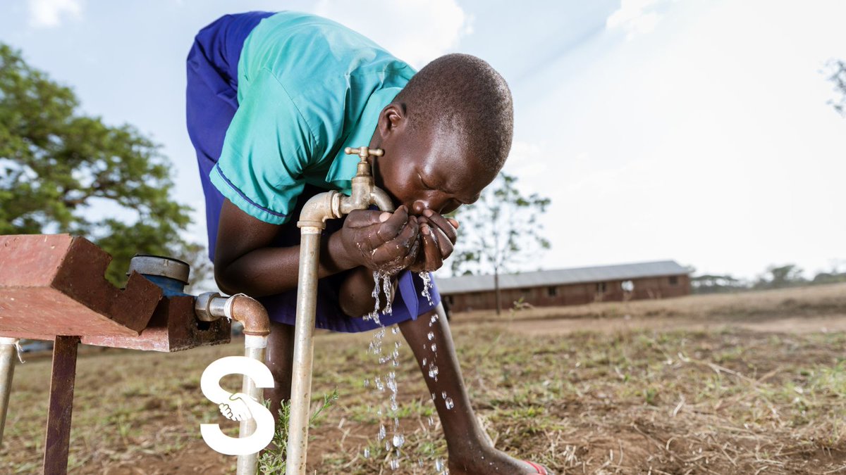 Mag je huishoudens bij betalingsproblemen afsluiten van drinkwater? Was drinkwater niet een internationaal mensenrecht? Hoe dit precies zit, legt universitair hoofddocent Internationaal Recht Catherine Brölmann <a href="/KikiBr/">Catherine Kiki Brölmann</a> uit in deze blog van @BrechjeOonk 
➡️simavi.nl/nieuws/alles-w…