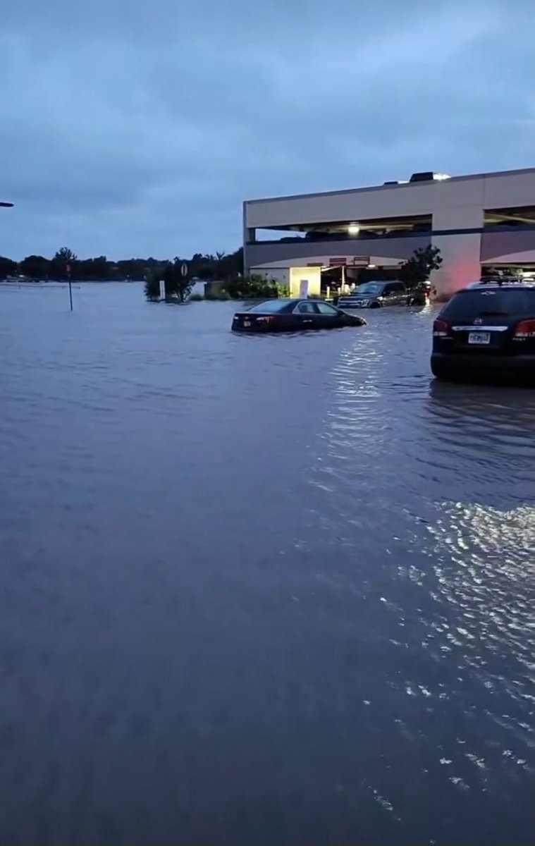 SimplyHER_'s tweet photo. Osceola Regional Hospital, Kissimmee FL.
This is about 20 minutes away from Disney World.
(Not my picture) https://t.co/N9UgaimfXk