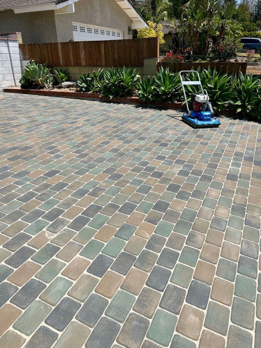 BrianMfortner's tweet image. Sometimes you just gotta ROLL with it 😉 Be sure to visit us at the upcoming HNA Equip Expo in Louisville, Ky.  Much to see 💯🎯
#BARTELLGLOBAL #paverroller #compaction #jointconsolidation #HNA