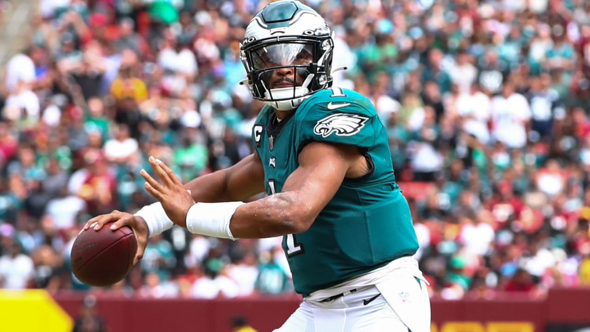 thomasrp93's tweet photo. Offensive player of the month:

- NFC: Jalen Hurts
- AFC: Lamar Jackson

Not bad for a pair of runningbacks 😏
#Eagles https://t.co/A1YdpeXxtL