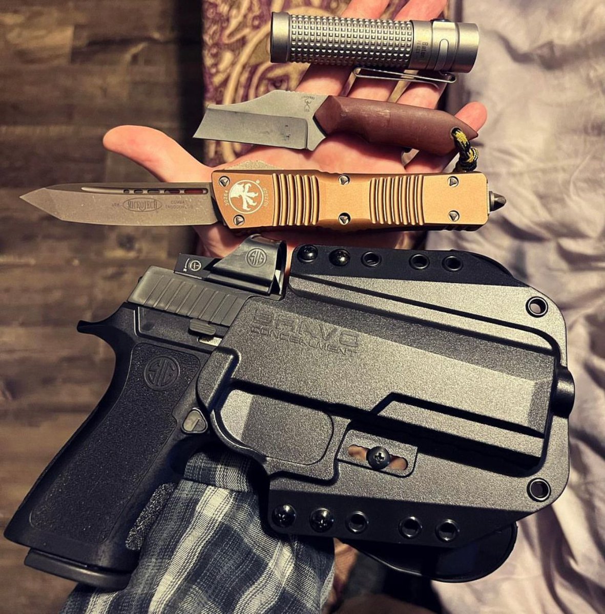 BravoHolsters's tweet photo. Went OWB today. Really comfortable, excellent under flannel, no printing issues, GTG. AND Microtech CT?!? 

📸 : @jayraimie 

#microtech #microtechknives #microtechcombattroodon #combattroodon #mcneescustomknives #mcneeskillerb #sigsauerinc #sigsauerp320 #sigp320 #sigsauer #p320 https://t.co/I1zg6luHGx