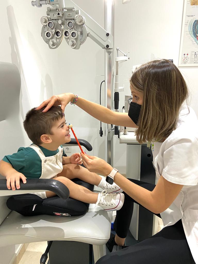 Vision_Clara's tweet photo. Iker tiene 3 años y acaba de empezar su primer año de Infantil. Ha acudido a nuestra óptica a la revisión anual de la visión para comprobar que su sistema visual está preparado para enfrentarse a los retos del nuevo curso. 👀🎒📚

#federopticosvisionclara #visioninfantil https://t.co/Xvy7lRmGBG