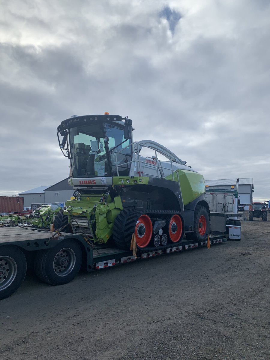 RyanCaverly2's tweet photo. New toy for the sand box…..does not play well with other😉 #claas #bebrighter #gjsharvestcentre #jag960tt https://t.co/oT5ffoGizX
