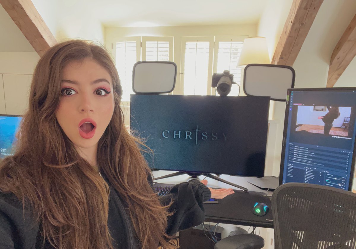 ChrissyCostanza's tweet photo. SO excited to be upgrading my set up with this incredible new monitor! I’ll be live in an hour come hang! 🖤✨ #oled #gamingOLED #oledspace https://t.co/razgTqposX