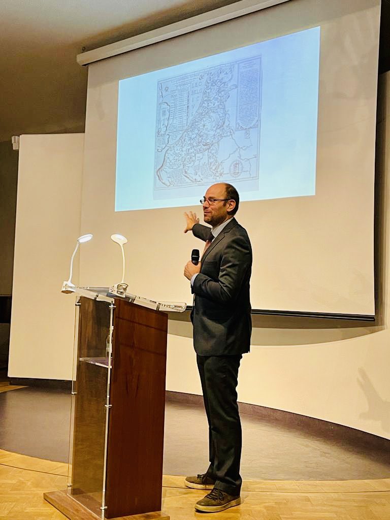 DutchCentre's tweet photo. Thank you to all those who joined us for last night’s fascinating #NorthSeaCrossings talk with Dr @slevelt & Prof Ad Putter of @BristolUni.
The two curators enlightened us about #AngloDutch relations in the Middle Ages via some beautiful medieval treasures of @bodleianlibs. 🇬🇧🇳🇱 https://t.co/kmStuP3KYO