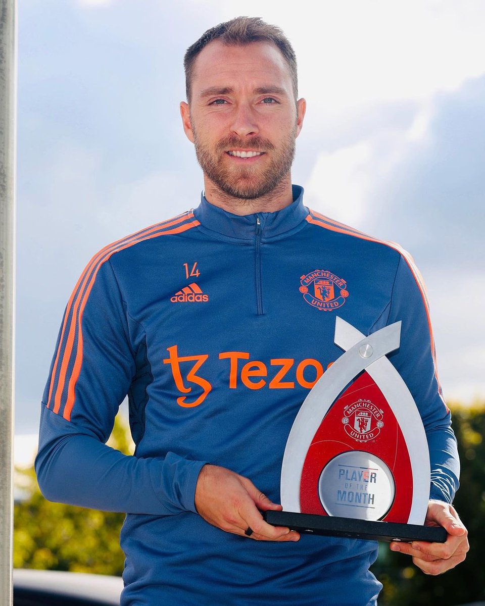 UtdPlug's tweet photo. 🇩🇰 Eriksen receives his #MUFC 𝐏𝐎𝐓𝐌 award! 🔴 https://t.co/Fk2M3ZYX1s
