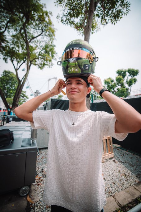 Lando Norris is wearing a Master Chief helmet for the Singapore Grand Prix  - Halo Infinite - Gamereactor