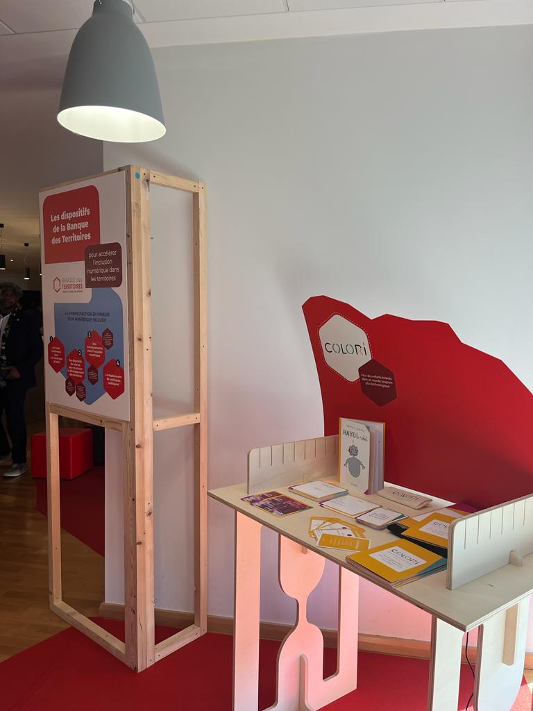 Aujourd'hui j'ai eu l'honneur de pouvoir présenter <a href="/COLORIfr/">COLORI</a> à <a href="/jnbarrot/">Jean-Noël Barrot</a> au #NEC22 💃Vous aussi découvrez nos activités d'initiation au numérique sans écran👉 colori.fr