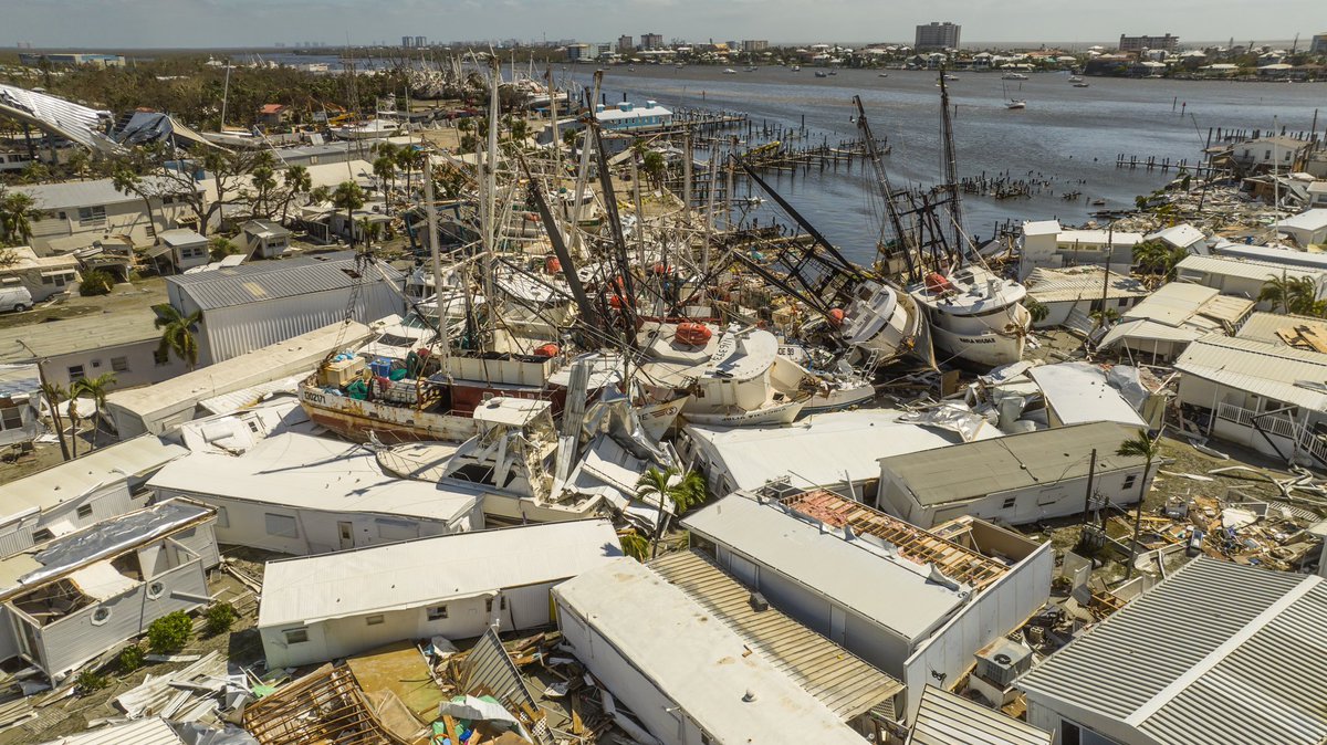 brianemfinger's tweet image. Boats on top of boats on top of buildings… from San Carlos Island Florida. Some obviously very serious storm surge came thru here. #HurricaneIan #Ian #hurricane #flwx