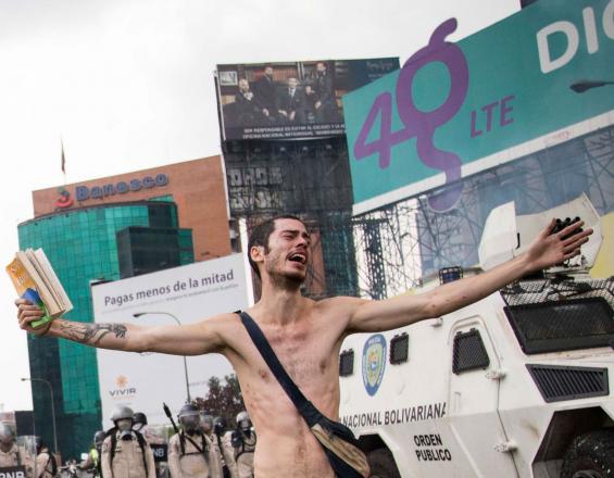 RoiLopezRivas's tweet photo. ¿Se acuerdan de este personaje?
Es candidato presidencial a las primarias de la oposición. https://t.co/gkuw84PqEU